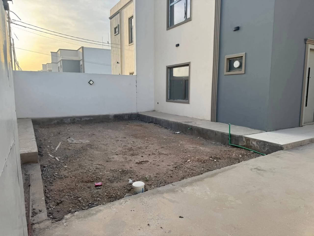 فرصة استثمارية
دار للبيع في مجمع الأميرات/ 2 
مساحه 250 م
مربع سادس
بلوك B11 ركن
وجه جنوبي
غرف نوم عدد 3
أستقبال ومطبخ وصحيات وكراج وحديقة أمامية وجانبيه 
سعر الشركة 162
واصل 48,500
وباقي المبلغ على المصرف العقاري 
يباع بتطلوعه مناسبه 
للاستفسار اكثر التواصل خاص
***********
