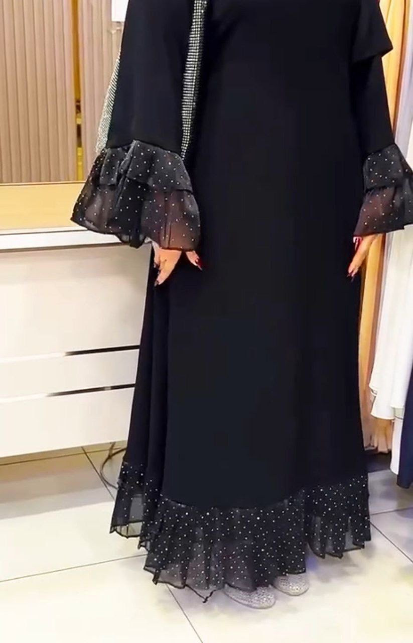 عباية بهالهيبة والسواد ميتكرر 🖤
أناقة هادئة بتفاصيل راقية ♣️
عباية بخامة كريب فاخر ولمسة شيفون منقّط بستراس
تخلي إطلالتچ ملكية بكل خطوة ✨
✔️ قصة أنيقة ومريحة
✔️ خامة راقية تناسب كل الأوقات
✔️ تصميم فخم يبرز الذوق العالي
اختاري التميّز… واختاري الأناقة اللي تليق بيچ 👑🖤


**إذا كنت صاحب هذا الإعلان وتريد حذفه لأي سبب، رجاءا أرسل رسالة إلى الدعم الفني**