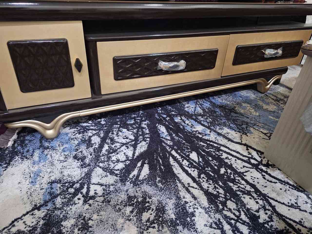 السلام عليكم 
ميز شاشة جديد غير مستخدم الوصل مالته وياه مال المعرض 
سعره ١٨٥ وبيه مجال 
البصرة ابو الخصيب 
***********
