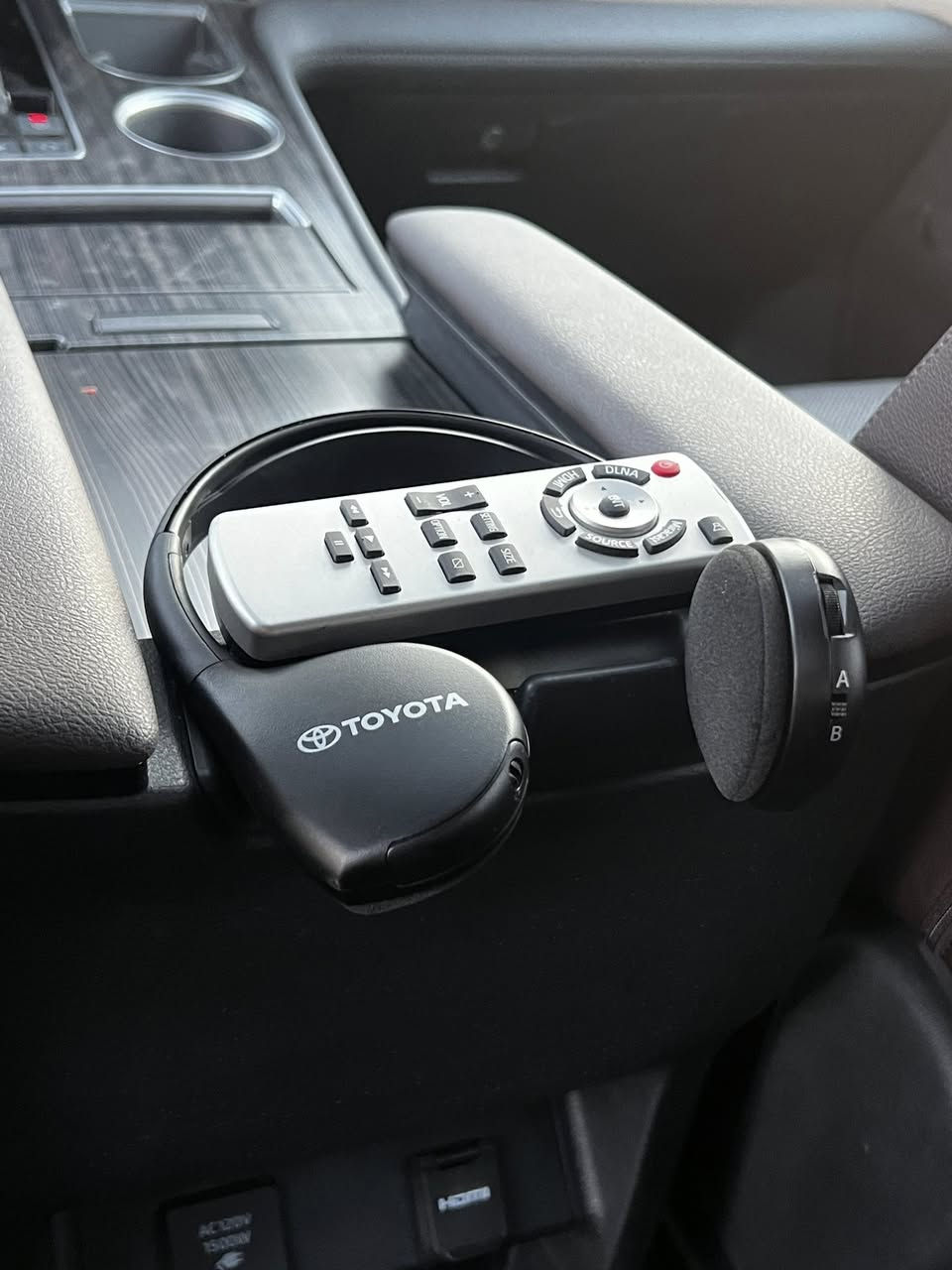 سلام عليكم سينا بلاتينيوم ٢٠٢٤ لون اسود للبيع سياره فقط صبغ باب صندوق فقط  حادث جدا بسيط بحاله الوكاله الداخل القرميدي المميز خمس كامرات شاشه عرض وسطيه سقفيه كراسي VIP ثلاث قطع تبريد كراسي تبريد رقم جميل مميز بسمي من غير ايرباك ماشيه ٢٠٠٠٠ السعر ٣٤٠ ورقه قابل للتفاوض مكان السياره شارع فلسطين للاستفسار ***********
