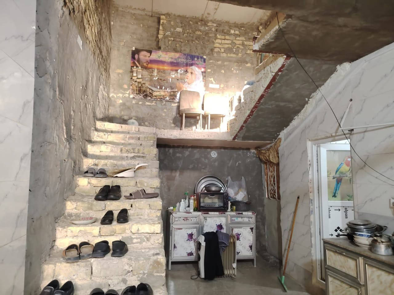 ​🏡 بيت للبيع أو المراوس في كربلاء المقدسة 🌟
الموقع: كربلاء - حي الحر 📍

المساحة: 100 متر (الواجهة 5 متر × النزال 20 متر) 📐

حالة البناء: بيت قديم (وجاهز للسكن) ✨

​🔹 تفاصيل البيت (طابق واحد):

​استقبال 🛋️

​صالة 📺

​مطبخ 🍳

​غرفة نوم واحدة 🛏️

​🔄 خيارات العرض (بيع أو مراوس):

​للبيع المباشر: السعر 155 مليون دينار عراقي (وقابل للتفاوض) 💰

​المراوس المطلوب: مراوس مع بيت في (حي الحر أو حي العمل) على أن يكون البيت المطلوب للمراوس بأحد المواصفات التالية: 

​بيت مساحة 250 متر (ركن) 📐🧭

​أو بيت مساحة 150 متر 📐

​📞 للاستفسار والمعاينة:

​للتواصل

👉 *********** 📲
