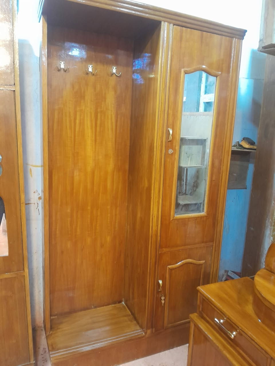 غرفه ام خمسه نجاره اخت الجديده السعر خمسميه الف وبيه مجال الحله ابو غرق وتساب او تصال ***********مصطفى النجار
