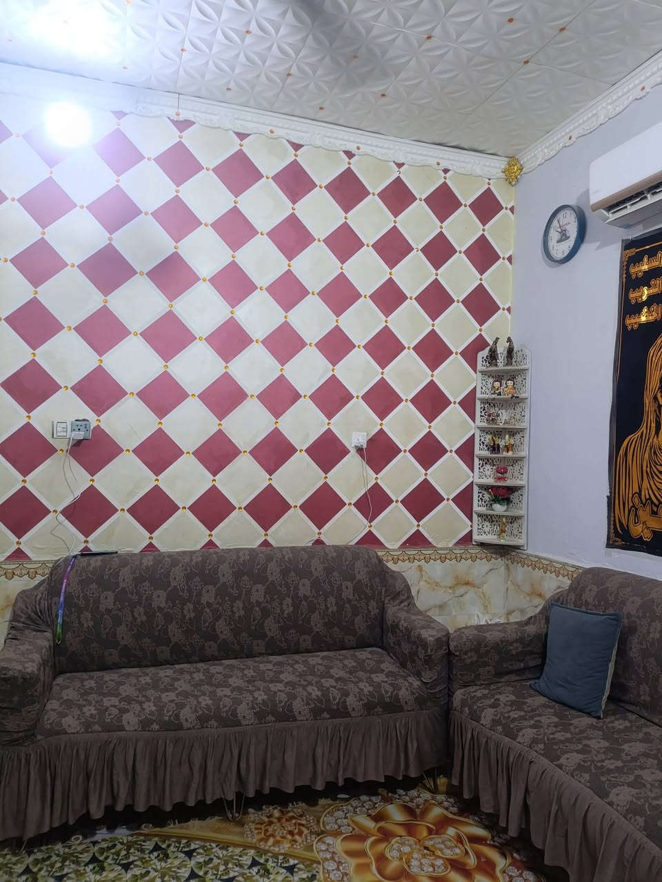 السلام عليكم بيت 70متر غرفه ومنور وصاله ومطبخ وصحيات مشتركه سوق الشيوخ شارع معمل عصير دبي 
سعر 25 وبي مجال قليل
***********
