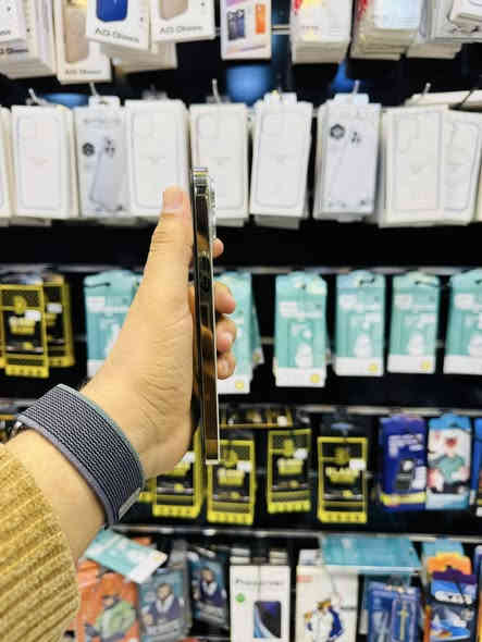 السلام عليكم للبيع 
iPhone 12 pro max 
ذاكره 128 
بطاريه 100% مبدله اصليه 
لون ذهبي 
نموذج M شرق اوسط دبل خط مو تك 
الجهاز مبدل شاشه نوعيه حلوه 3 خيارات فيس ايدي واكف كله شغال اتصال انترنيت صوت كامرات فرمته كله شغال مابيه خلل السعر قفل 260 الف من الاخير مكاني بغداد مدينه الصدر رقمي ***********
