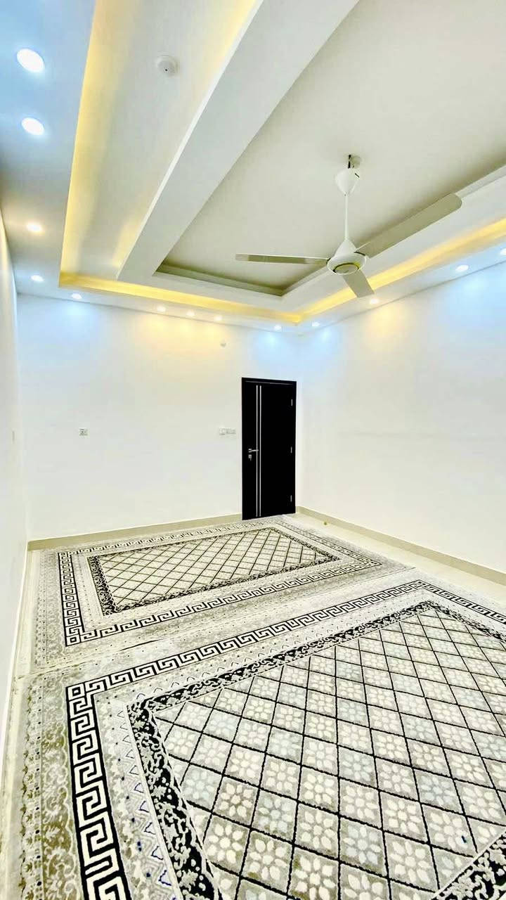 #إعلان رقم (196)
               
//دار للبيع المكان مجمع الدوح السكني   //

  #التفاصيل
العنوان مجمع الدوح قرب أسواق الدوح القديمة
ابواب وشبابيك درجة اولى شغل معمل الفرات والبيت بنائه ع يد صاحب البيت

                        سنة البناء _ ٢٠٢٣ _

                         الدار طابقين
يحتوي الدور الارضي  _ غرفتين + صالة + استقبال + مطبخ + صحيات  داخلية وخارجية     + حديقة كبيرة + كراج يتسع سيارة 

الدور الاول يحتوي _ اربع غرف  نوم + صالة كبيرة + مجموعة صحيات

 #الدار مسحوب علية قرض المصرف العقاري                   

                     المساحة_ 200 _ م _ 
           المبلغ الكلي للدار  _ 243 _ مليون 
         القسط الشهري _ 460 _ الف دينار 
              
                                                                            
#الاستفسار اكثر مراجعة مكتبنا او مراسلة الصفحة او الاتصال على الرقم ادناه 

#العراق _ السماوة _حي العسكري _ قرب جامع الامام علي (ع)

#رقم المكتب_ ***********_سيد ولاء
                         _ *********** _ابو حسين                                                  
 
              #الخارطة للاستثمار العقاري #
                         _خدمات عقارية_
