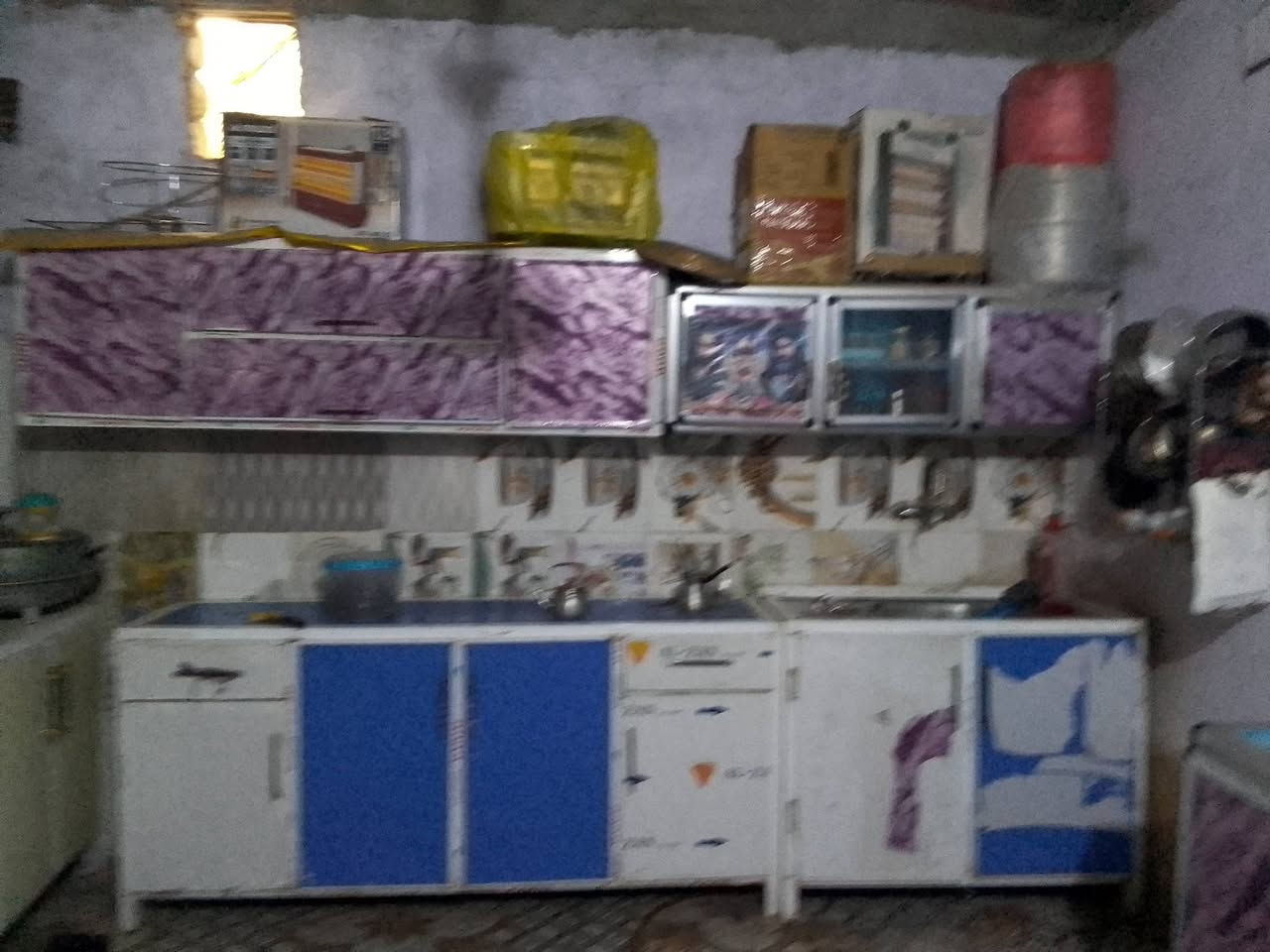 سلام عليكم كاونترات واحد 3قطع واحد قطعتين نضيفت داخل نضيف لا كسر ولا زنجار سعر 3قطع250و قطعتين ب 150  مكان ناصريه مركز حي اريدو لاستفسار ***********
