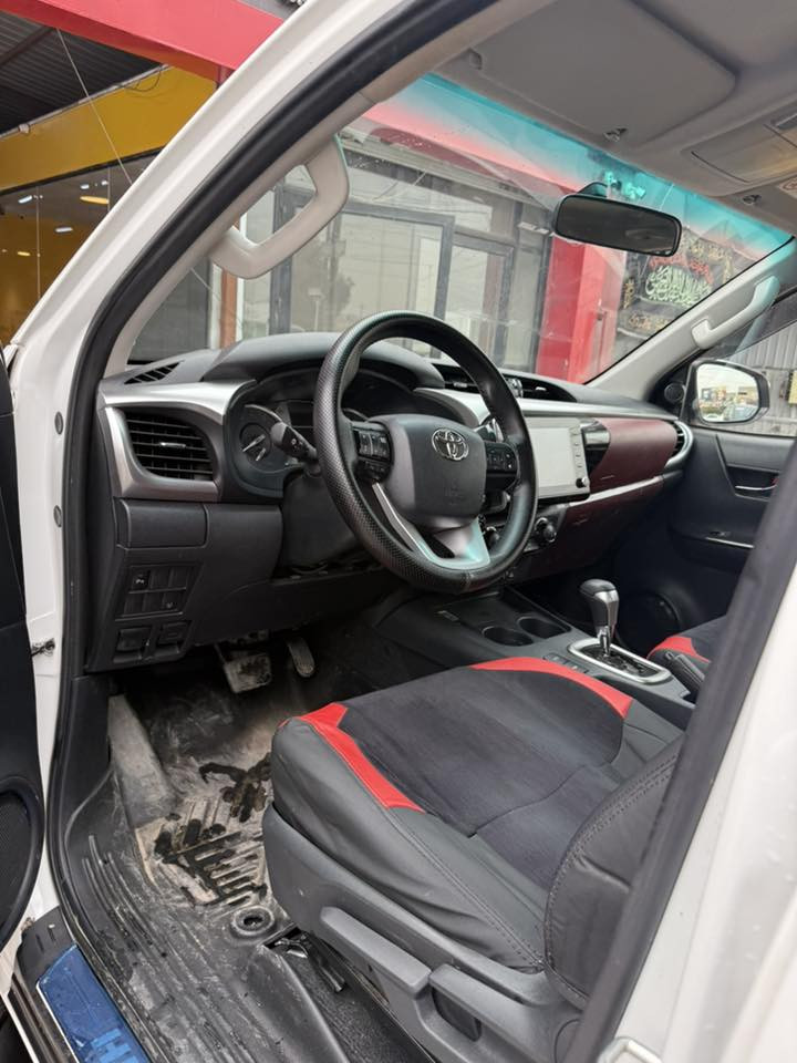 السلام عليكم من رخصة إدارة الكروب عندي تويوتا هايلوكس موديل 2024 ماشيه 49 على وضع الشركة بدون صبغ أو بارد السيارة جديدة أي شي مابها السعر 280 كشنات حار وشاحن مبايل مكان السياره بغداد زيونه تو البلديات ***********
