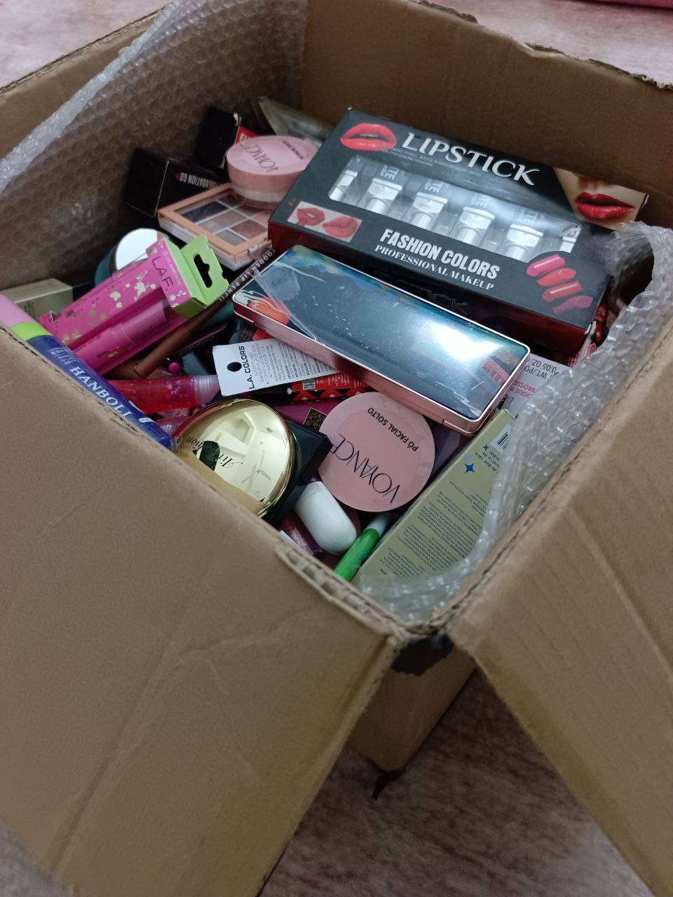 عرض على اخر كارتونة مكياج اصلي
الكارتونة بيها اكثر من 200 قطعة 
سعر الكارتونة 100 الف و التوصيل مجاني
لحجز الكارتونة ***********
