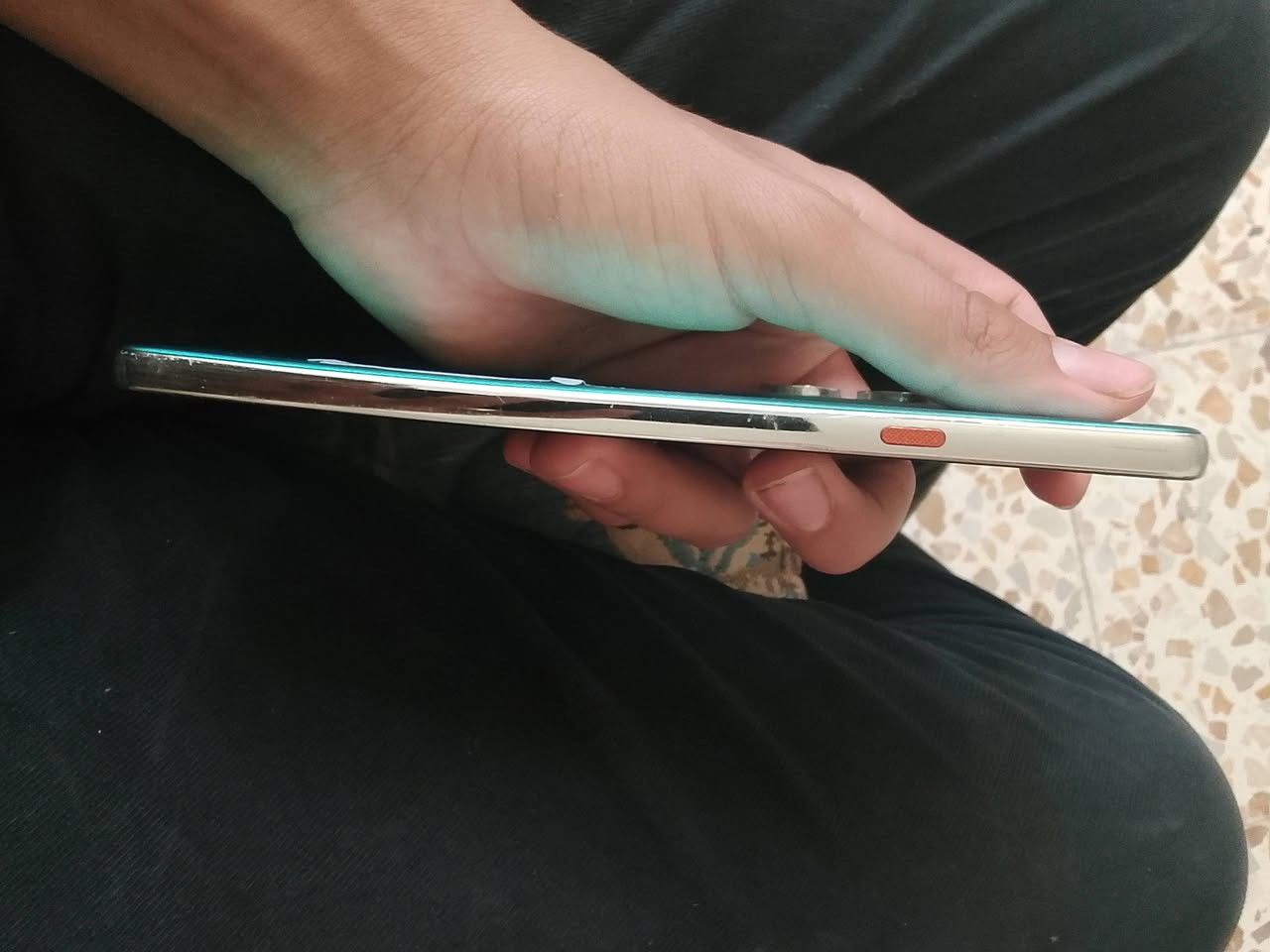 السلام عليكم
تكنو كامون 40 مو برو
الجهاز نضيف الله شاهد كلشي ما بي وصار اربع اشهر من شتريته المميزات باخر صوره ونضامه اندرويد اخر اصدار 15 ذاكرته 256 كلشي ما بي بس شاشه 
السعر170 وبي مجال الشراي يتفضل خاص وشكرا


**إذا كنت صاحب هذا الإعلان وتريد حذفه لأي سبب، رجاءا أرسل رسالة إلى الدعم الفني**