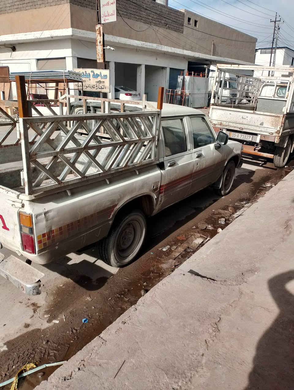 بيكم دبل قمارة موديل 83 رقم نينوى انكليزي محرك وكير واكسن مابيهم شي شرط التحويل  كابون بانزين بيها هزة جديدة السعر 38 وبيها مجال الاستفسار *********** /***********
