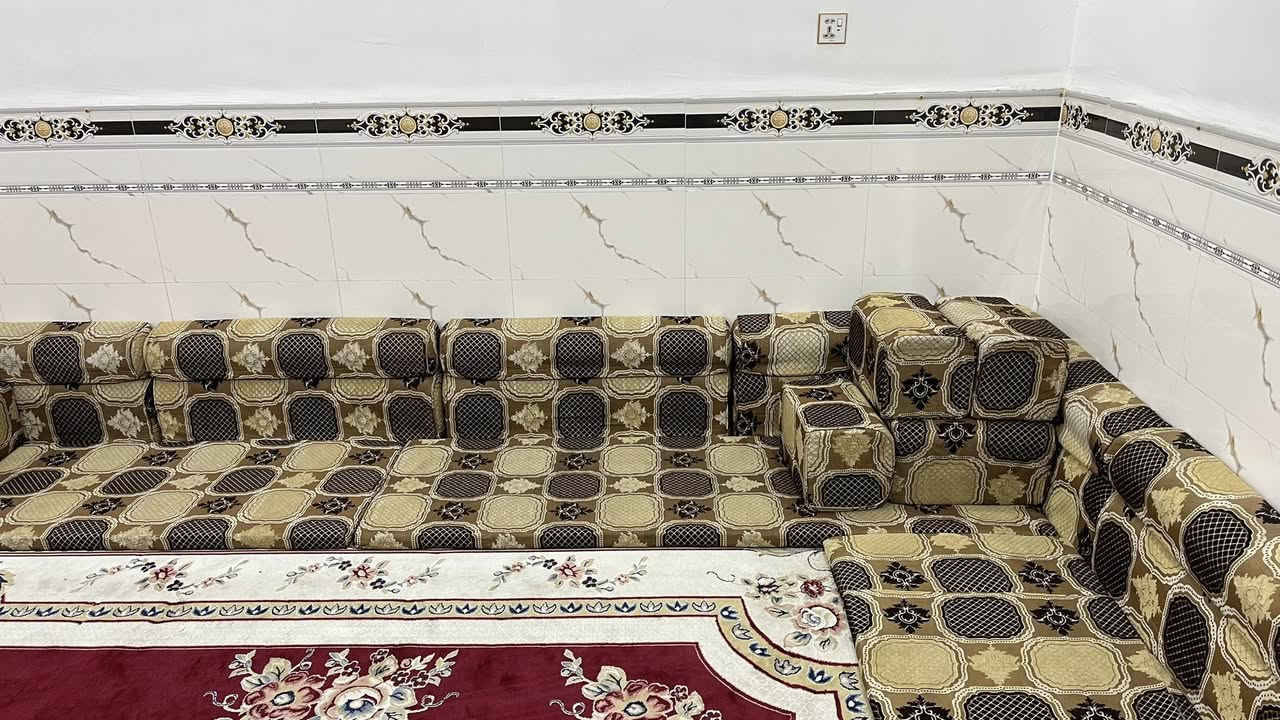 السلام عليكم كعدة للبيع المساحه 18 متر السعر 450 تفاصيل خاص او ***********
