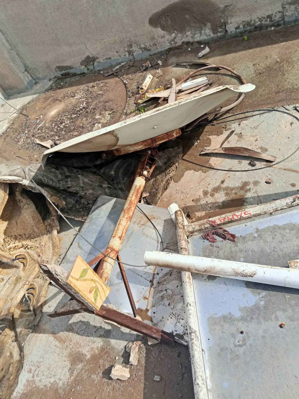 السلام عليكم  عندي هاي خزانين ماي  متضرر من الكاعية يعني ابيعها سكراب  وشوية المنيوم الي بالصورة 
وبرميل نفط فارغ الي يشتري يتفضل خاص يقيمها او يجي يشوفها


**إذا كنت صاحب هذا الإعلان وتريد حذفه لأي سبب، رجاءا أرسل رسالة إلى الدعم الفني**