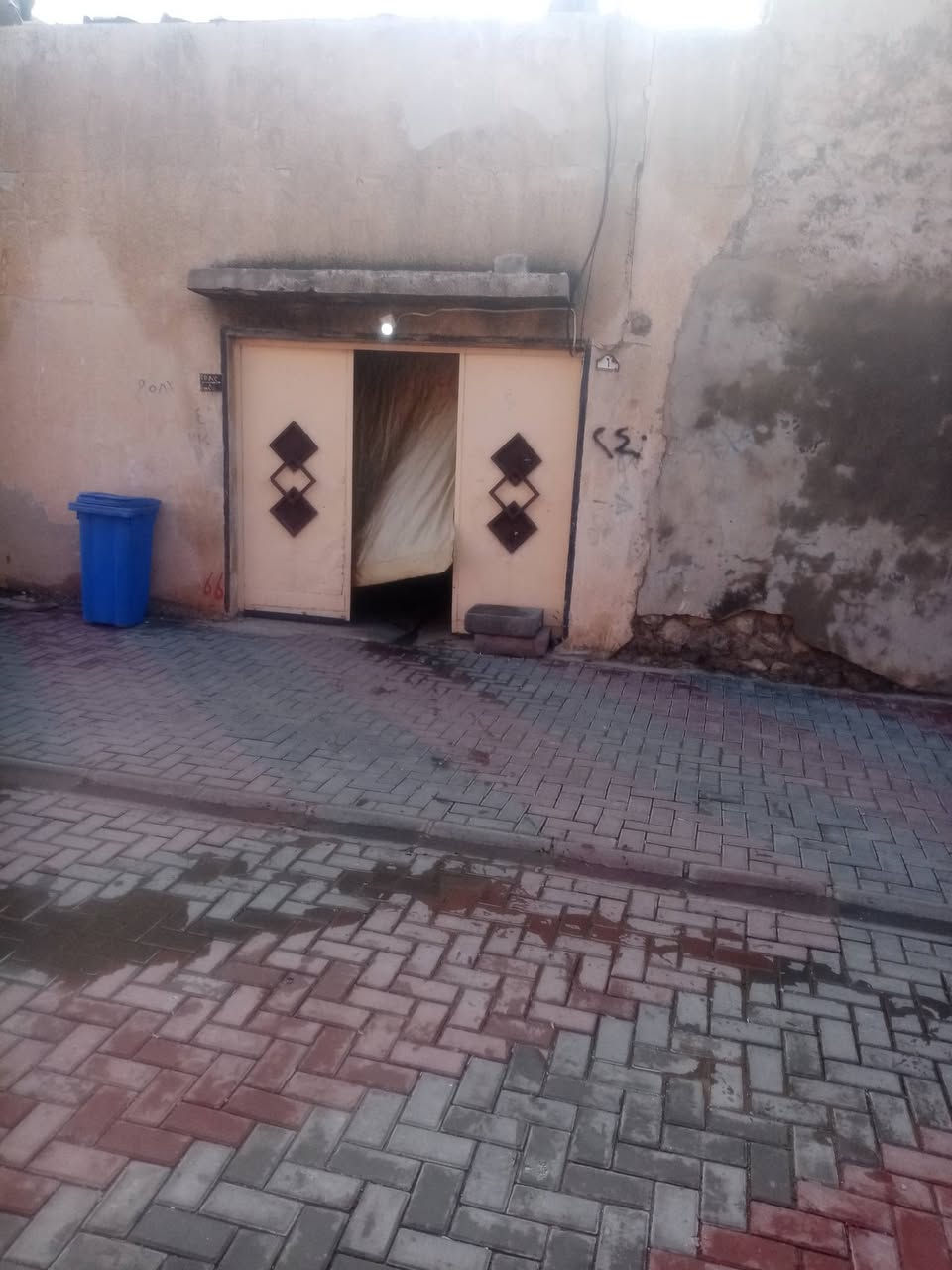 السلام عليكم
بيت للبيع العنوان حي السلام قرب اسواق الربيع مقابل الكشك
مساحه 175 غرفتين وسرداب ومخزن ومطبخ ومشتملات 
الاستفسار الاتصال على الرقم التالي ***********
السعر 60 وبي مجال
