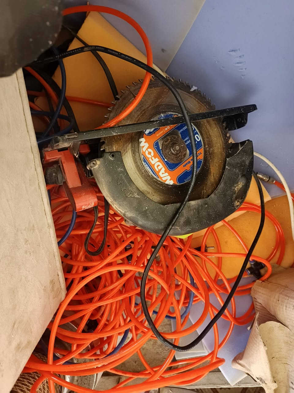 سلام عليكم غراظ معمل دوشمه البيع كمريسر حجم كبير 250 نظيف وكلشي ما بي كتر كص جديد وصيني هيه ولميز حديد ومدسات دوشمه وسدس مزدوج وىف واحد يعني الله شهاد هواي غراظ صونده مال هوه فوك 50متر كبس هواي غراظ يعني معمل كامل نقص شي قليل تجي وتشوف   سكويه مال تقريم جديده يعني ما بي نقص بس مكينه خياطه ولولب وجم ميز اني عفتهن من شلت ابيع  هيج ما ابيع حاجه وحده كلهن شيله وحده رايده قفل 750الف وهاذه رقمي***********
