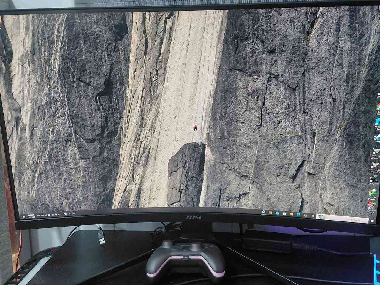 شاشة MSI مقاس 32 بوصة بدقة QUHD وإضاءة
RGB LED  هزمن استجابة 1 مللي ثاني

يدعم تقنية HDR بدقة 2560 × 1440 ومعدل تحديث

165 هرتز وتقنية FreeSync
مكاني بغداد حي العامل. بدون كارتونه  نضيفه كلش
*********** السعر ٣٠٠
