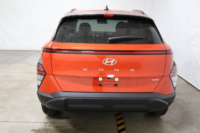 HYUNDAI KONA 2024 SL
‎السيارة بيها ثلاث قطعه بدون دواخل 
‎                     (مواصفات) 
‎ 🔷 بصمة وتشغيل عن بعد  + بوب بصمة

‎🔷شاشة كبيرة + دشبول متصل الكتروني

‎🔷كشن كهرباء   

‎🔷ويل كب  كروم 

‎🔷لد امامي نهار بك  لايت لد 

‎🔷 حساس اطارات مانع انزلاق + كروز سرعة

‎🔷 رادار امامي وخلفي وجانبي فول 

‎🔷 تحديد مسار قياده آلية + اشاير بالمري 

‎🔷 شاشة تدعم ابل كار بلي وشاشه اعطال 

‎‏‎🔷 كاميرا دوارة

‎‏‎🔷 رادار امامي جانبي خلفي

‎وباقي الموصفات المعروفه للمودي

‎‏‎سعرها 168 ورقه ومجال 

‎📌‏‎ اربيل-عيراق

 ***********   

‎واتساب متوفر
