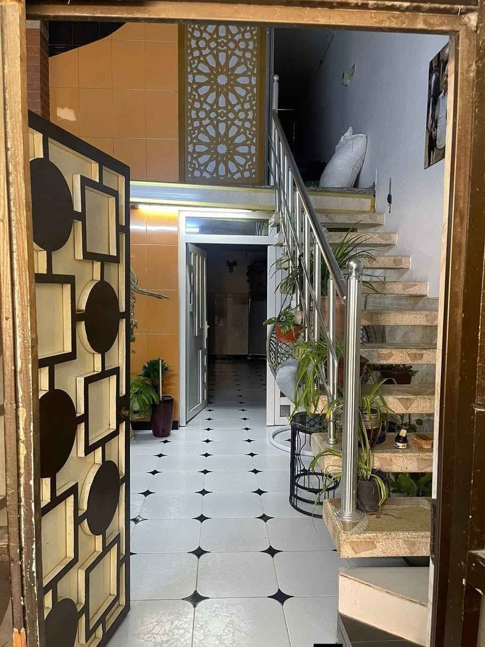 🚩 دار للبيع في الجانب الايمن منطقة الصناعة القديمة 
🔴. { سعر مناسب جداً }
1️⃣ موقع الدار متميز جداً 
2️⃣ المساحة:150متر 
3️⃣ الواجهة :- 7.5 متر
4️⃣ العمق:- 20متر 
5️⃣ البائع هو صاحب الدار الشرعي
6️⃣ خدمات كاملة {ماء / كهرباء / تبليط }
7️⃣ سند طابو الزهور 
⭐  للإستفسار يرجى مراسلة صفحتنا ماسنجر أو واتساب أو زيارة موقعنا في حي البريد أو في حي التعليم العالي مقابل المول الهيكل أو الإتصال على الأرقام التاليه

☎️***********
☎️***********
🚩 لا تنسوا متابعة صفحة المكتب لتصلكم أجدد العروض العقارية في مدينة الموصل مع الأسعااار حصراً لدينا فقط
⚠️ نستقبل عروضكم العقارية على الماسنجر أو الواتساب
#مكتب_شيال_العلم_للعقار #نينوى. #عقار. #عقارات. #موصل. #القديمة
