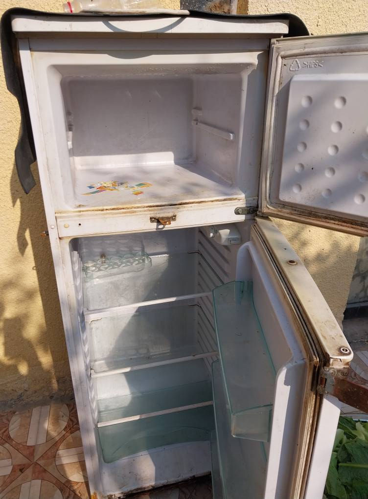 ثلاجه للبيع شغاله تجي تفحص وتشوف بعينك شرط اذا ماتثضلج لا تاخذها مكان بل قاسم الرقم ***********
