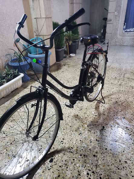 السلام عليكم باسكل بناتي الحجم 26ياباني اصلي شرط الفحص والتجربه باسكل ماركت سانتوس الباسكل بدون كير ولا حساس النضافه 90%الباسكل مختم كامل وجاهز لاخر حبايه السعر ١١٠وبي مجال حك الجيه العنوان المين بشرع ماركت حيدر رقم ***********
