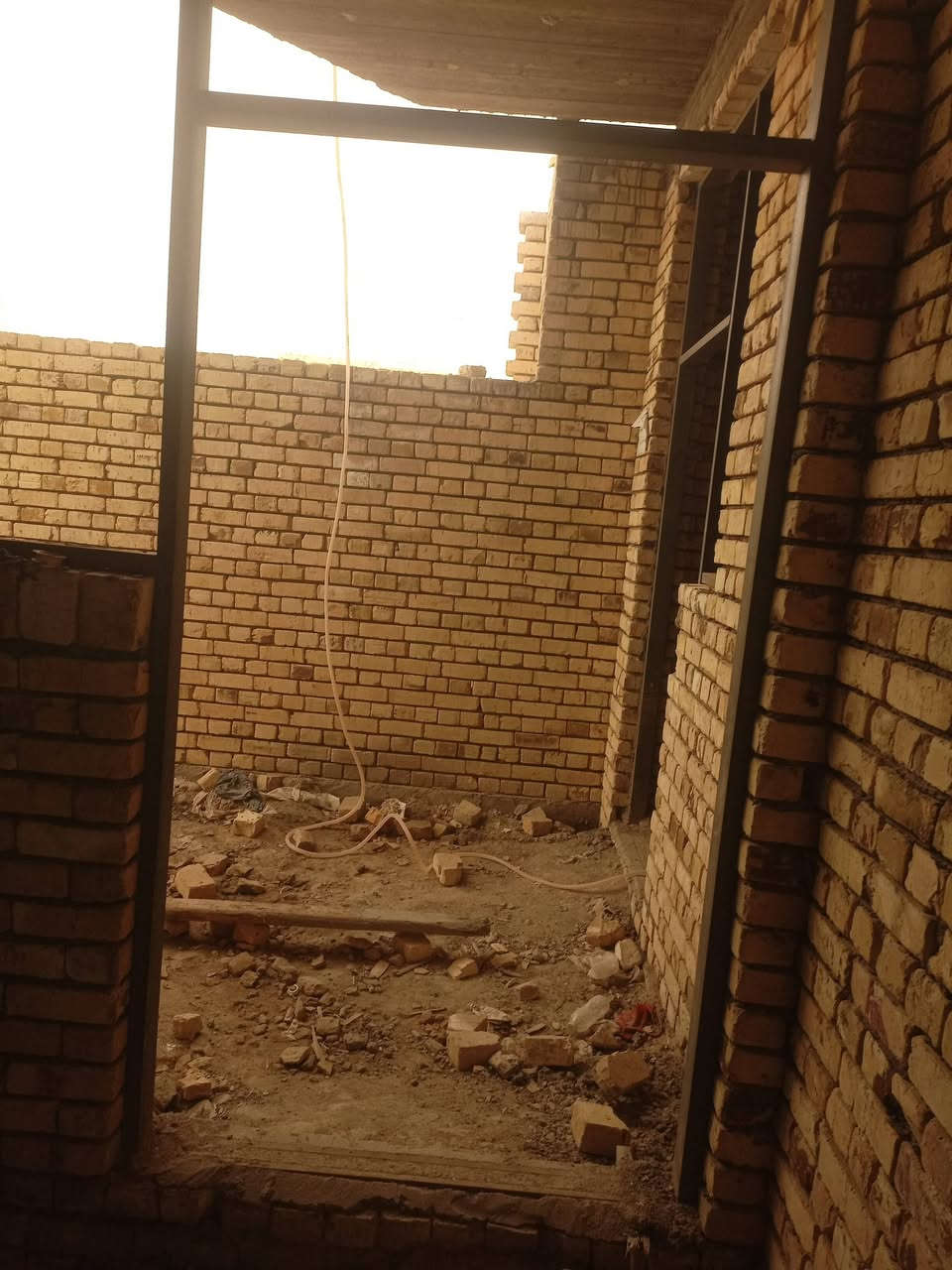 بيت للبيع 100 متر خلفي هيكل طابقين بناء كونكريت مسلح طابوك طابو الاول غرفه وصاله وديوانيه ومنور وصحيات واستقبال الطابق الثاني غرفتين وصاله طابو صرف ثاني يوم المداور ثالث بيت عن الركن عن شارع 20 الرئيسي العنوان الكامل تضحيه نهايه الشارع العياده حي الكرامه السعر 58 رقم الهاتف ***********
