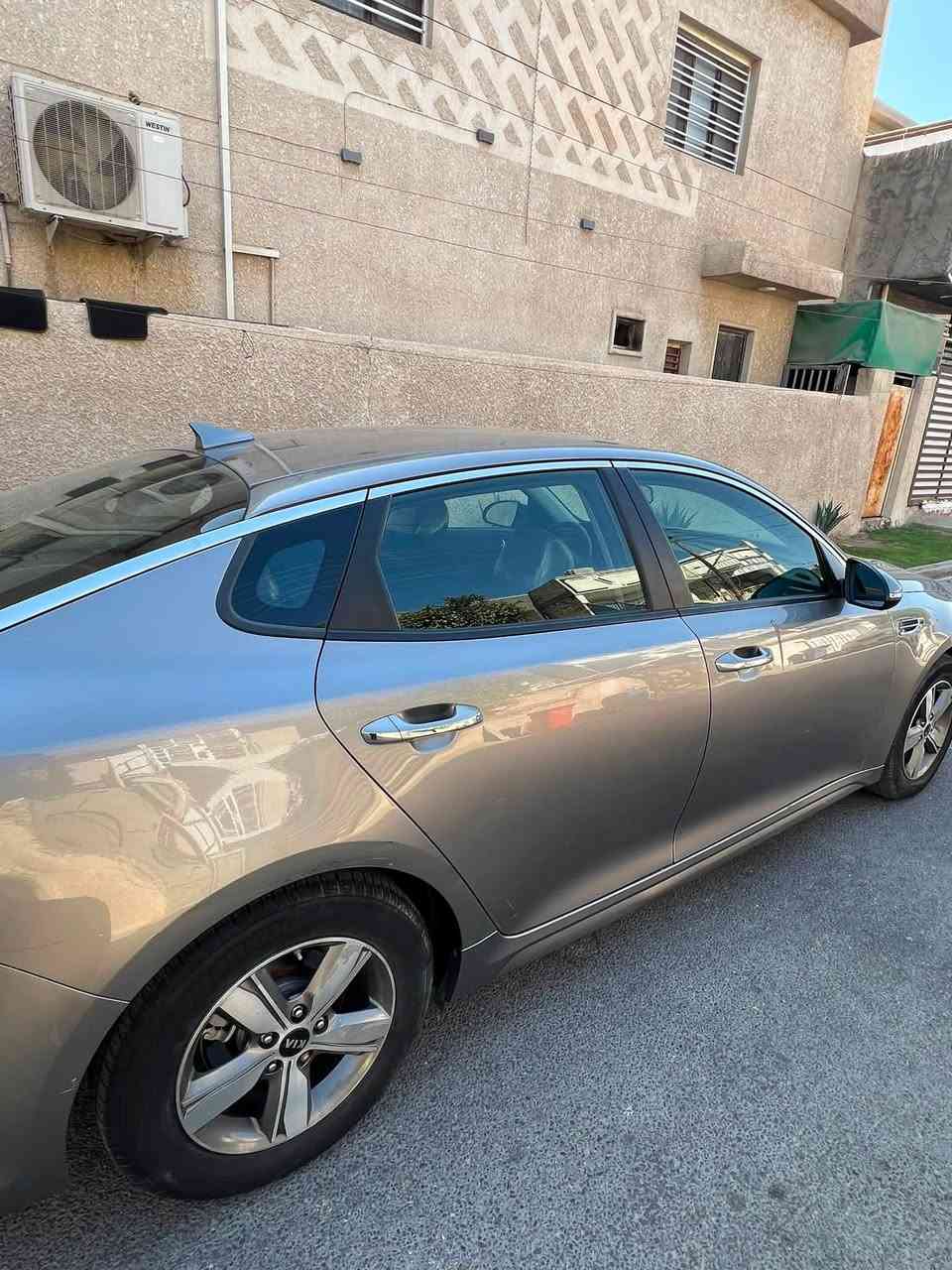 🚗 للبيع | كيا أوبتيما FE موديل 2018
🔹 الموديل: 2018
🔹 الفئة: FE وارد امريكي
🔹 المحرك: 2.4 GDI (حقن مباشر)
🔹 ناقل الحركة: أوتوماتيك 6 سرعات

المواصفات:
✅ نظام مراقبة النقطة العمياء (Blind Spot Detection)
✅ كاميرا خلفية
✅ مثبت سرعة
✅ شاشة لمس
✅ تحكم من المقود
✅ بلوتوث + USB + AUX
✅ مكيف أوتوماتيك
✅ نظام ABS
✅ نظام الثبات الإلكتروني ESC
✅ مساعد صعود المرتفعات HAC
✅ حساسات ضغط الإطارات (TPMS)

الصيانة الأخيرة:
🔧 تم عمل إدامة كاملة لمنظومة التبريد.
🔧 تم تبديل الصدر الأمامي والصدر الخلفي بقطع جديدة.

🚘 السيارة جاهزة للاستخدام، ما تحتاج أي مصروف، والمحرك 2.4 GDI معروف بقوته وأدائه الممتاز.
صور الحادث موجودة بالبوست

📍 الموقع: بغداد – حي الجهاد
📞 للتواصل: ***********

السعر ١١٣ ورقه وبيها مجال ان شاء الله

