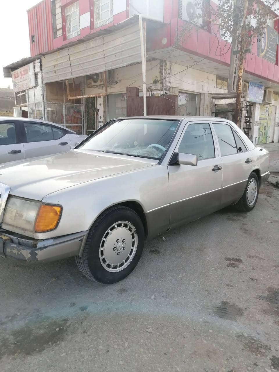 السلام عليكم مارسدس دب 300SE موديل 1986 السيارة مكينة 2500ديلكو وكير كفالة حدايد جديد تبريد شغال  تواير جديد قواعد بلاد غرفة جديد رقم اربيل انكليزي صاحب السنويه موجود ب ديالى تريد مداور تريد وكالة راعيهة موجودة شوكت ما تريد يدارولك  السعر 48وبيهه مجال *********** مكاني ذي قار سوق الشيوخ
