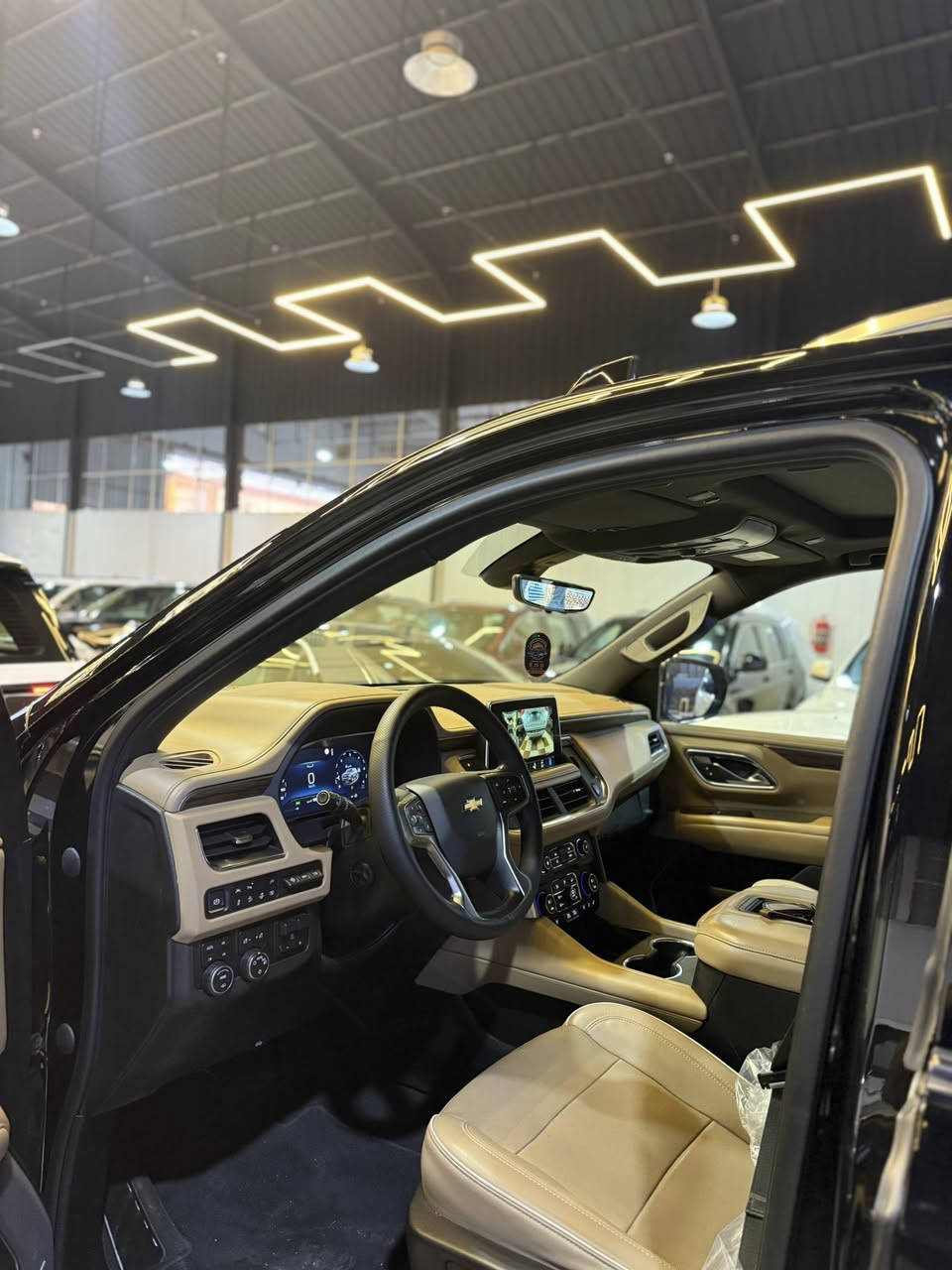 سلام عليكم 
تاهو ٢٠٢٢ برايمر شركة منصور
فول مواصفات 
سيارة بدون صبغ بدون تبديل كير محرك شرط
مواصفات :
كشنات جلد 
كشنات تدفئة 
كشنات كهرباء
كشنات تبريد 
ثلاث شاشات 
تشغيل عن بعد 
صندوق كهرباء
اربع ابواب بصمة
جكات 
فورويل 
كيج الكتروني
بنوراما
خمس كامرات
داتاشو
وبقيه المواصفات المعروفه فول فول…

للاستسفار :
*********** متوفر واتس
