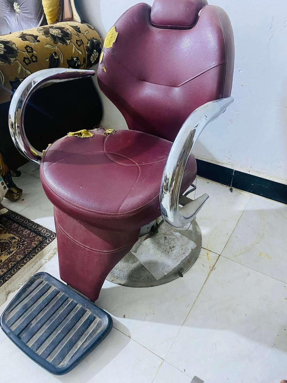 سلام عليكم
كرسي حلاقه 

نضيف ومستخدم 

لجك شغال 

لسعر150

مكاني حي لحكيم 

للاستفسار ع هاذا لرقم ***********
