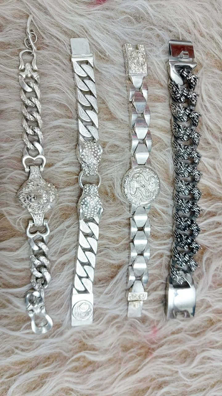 للبيع سوارات فضة استرليني مال بالة مختوم 925 وزن ثقيل وخشنات الشراي الي على باب الله يراسلني خاص ويتدلل***********
