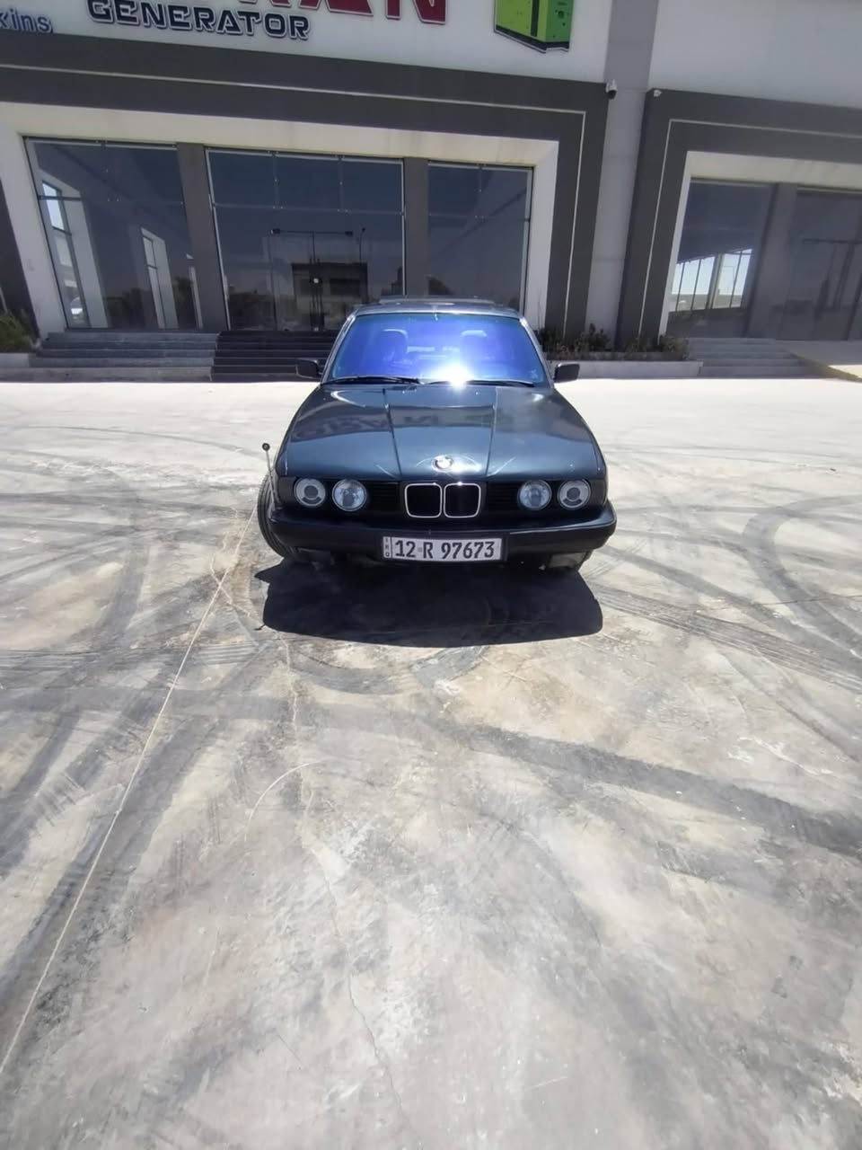 السلام عليكم بيئم موديل 92رقم نينوى سنويه لل30        530 فول توماتيك محرك كير جدد طكك شرط ترايك 200 سگليتر كهرب
صدر تواير جديد تبريد شغال لايت منضومه زينولل كامله باتري جديد غرفتها جديده شرط مابيها دگه جكوج فقط صبغ جماليه سياره جاهزه بيها ملاحضات بسيطه جدا سعرر 55 وبيها مجال شي بسيط *********** وبيه واتساب الصبح مغلق خابر وره الضهر
