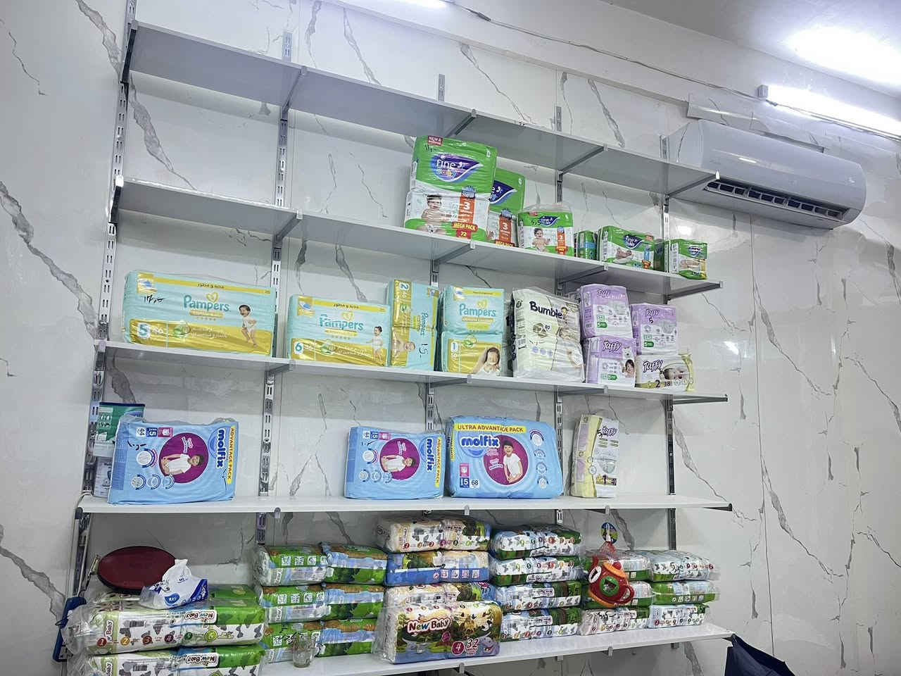 السلام عليكم 
خمس رفوف للبيع مثل ما موضح بالصوره
ولوح عارض مع ٣٠ هوك 
الوح  على قسمين الواحد ارتفاع xعرض /١٢٠x١٢٠
تفاصيل السعر على الخاص 
او الاتصال على الرقم التالي
***********
