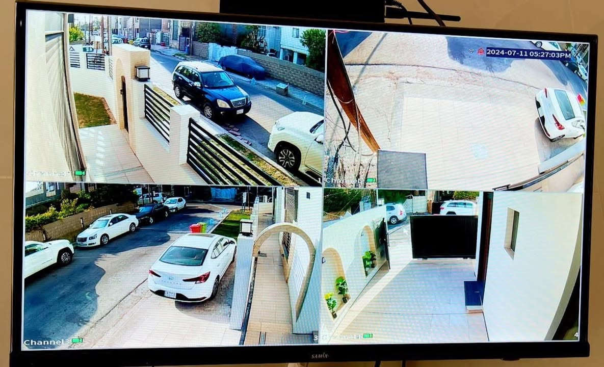 اعمالنا في بغداد حي الجامعة

اعلى العروض وافضلها مع خاصة الذكاء الاصطناعي 
خاصة الذكاء الاصطناعي هي:-
1️⃣ - تصوير اي شخص يصلك قرب المكان بصورة خاصة صوت 
     وصورة ولقطة فديو ١٠ ثواني .
2️⃣-ممكن تحديد الأشخاص المخولين من قبل النظام بعد 
       ادخال بيانات من قبل المستخدم.
3️⃣-تفعيل إرسال صور الأشخاص على الهاتف.
4️⃣- حفظ صورة آخر شخص كان بالموقع قبل فقدان او 
         سرقة جهاز وإرسالها على الهاتف

منظومة دهوا تجميع باعلى المواصفات 
دقة 5 ميكا فول كلر صوت وصورة 

📌المواصفات
🔺اربع كاميرات دقة 5 ميكا فول كلر صوت وصورة دهوا اصلي
     دبل لد ( تصوير ليلي نهاري ملون حتى بدون انارة)

 🔻ديفيار 4 جنل دقة 5 ميكا نوع دهوا يشغل كل انواع 
      الكاميرات ويدعم تسجيل الصوت مع تصوير الوجوه 
     والتعرف عليها بالذكاء الاصطناعي 

🔻هارد 1تيرا اصلي 

🔺كيبل رولة 100م مسلح ونحاس ومقاوم كافة الظروف الجوية 

🔺جهاز يو بي اس نوع ليثيوم اصلي يشغل منظومة الكاميرات 
     مع منظومة الانترنت ٣ ساعات حقيقي ويعتبر جهاز حماية 
     ومنظم فولتية وتلغي كافة المحولات

🔻بوكسات عدد 4 خاصة بالكاميرات لحماية الفيش من 
     الرطوبة والعبث وتعطي شكل لائق للكاميرات

🔻فيش كامله خاصة بالكاميرات

🔺كيبل اج دي مسلح

🔻ممكن ربط المنظومة على الانترنت وتراقيب وانت باي 
     مكان بالعالم

🔺ضمان سنه حقيقي

🔴لمزيد من المعلومات مراسلتنا على الخاص او الاتصال على الرقم
***********
***********مهندس محمد
