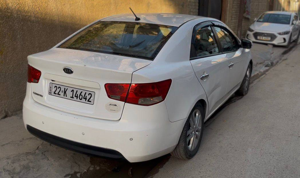 السلام عليكم سيراتو 2011 خليجي
مواصفات معروفة 
كير محرك مكفولة 
تبريد تدفئة شغالة جيد جداً 
رقم دولي جديد 
سنويه مجدده الئ 2030
السياره باسمي تحويل ثاني يوم 
بيها طخات فقط والسونار منشور 
السعر 93$ 
***********
