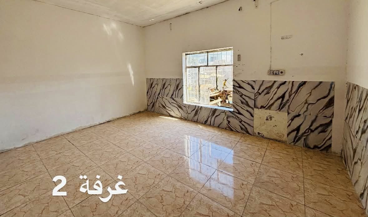 بيت للبيع او للايجار في منطقة قرية صخر المساحة 400 م يتكون من استقبال + غرف عدد 2+مطبخ + صاله + صحيات خارجية + كراج 
للاتصال ***********
