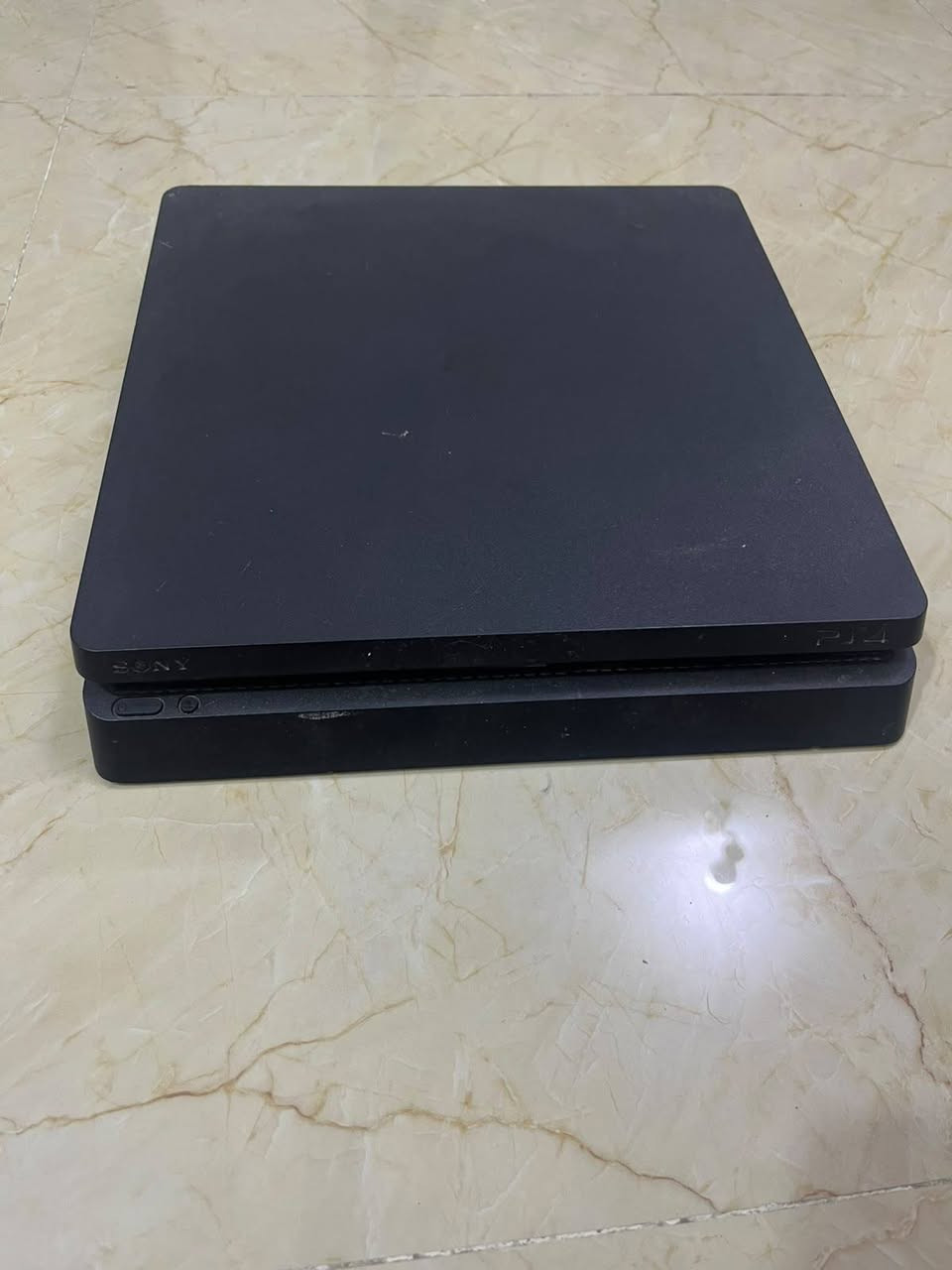 السلام عليكم 
للبيع جهاز PS4 Slim بحالة ممتازة، الجهاز استخدام منزلي ومحافظ عليه. غير مهكر
المواصفات:
 المساحة: [المساحة: 500GB 
 الحالة: [الجهاز يعمل بكفاءة، لا يوجد فيه أي أعطال وغير مفتوح
  المحلقات:
يد تحكم أصلية وحدة (تحتاج تصليح بسيط ).
 جميع الأسلاك كاملة (سلك الطاقة، سلك HDMI، سلك شحن اليد)
السعر 200 الف 
للاتصال على الرقم ***********
