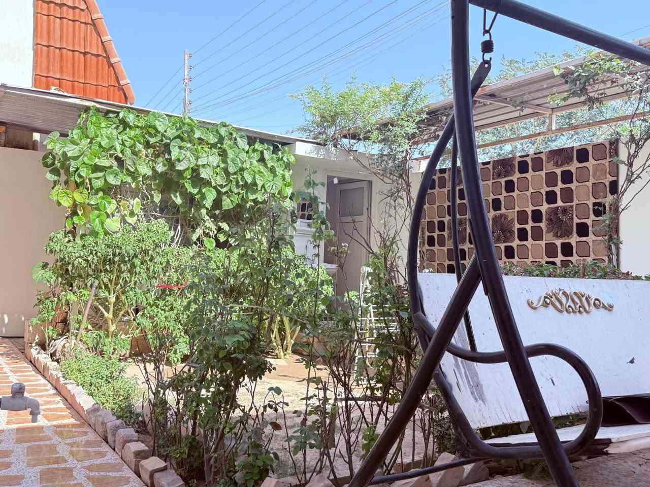 دار للبيع 240م واجهة ١٢، طول٢٠ طابقين 
داخل بيت ٢غرف نوم .اغرف استقبال ١كليدور، ١هول استقبال.مطبخ مساحه كبير، هول ويا صحيات بيها حوش خارجي 
كراج سياره حديقه 
أما فوق 
١غرف نوم ١هول صحيات
*********** كركوك, العراق
