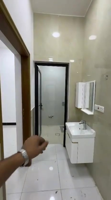 شقه للايجار في القبله حي الاحرار مقابل المدينه الرياضيه بناء جديد غير مسكون تتكون من غرفتين وصاله ومطبخ واستقبال وصحيات الايجار 750 الف
للاستفسار ***********
