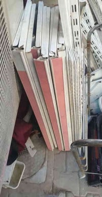 رفوف للبيع مكاني بغداد العدد ٢١ رف قياس متر وعشرين  و٤ رفوف قياس متر و...