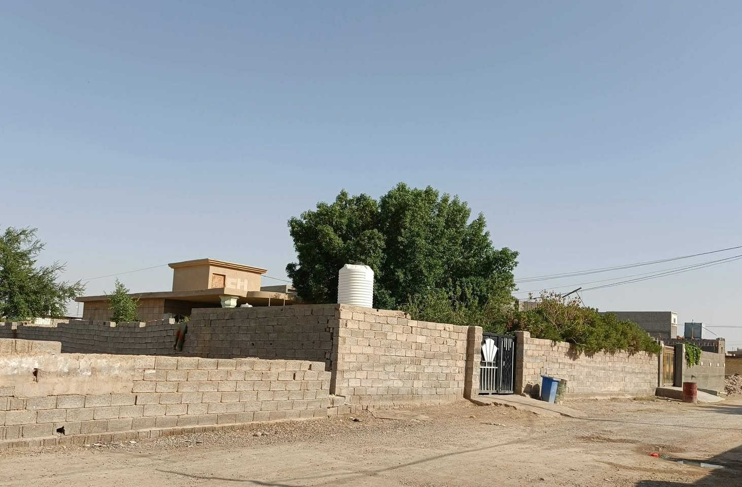 السلام عليكم دار في حي المختار للبيع المساحه 650 متر يحتوي على غرفتين وصاله وديوانيه ومطبخ وحمام الجنس عقد زراعي مروج بي معامله ومسجل بالبلدية( اقرب نقطه داله جامع ابو طلحه ) السعر 55 مليون للاستفسار / ‏‪***********‬‏
