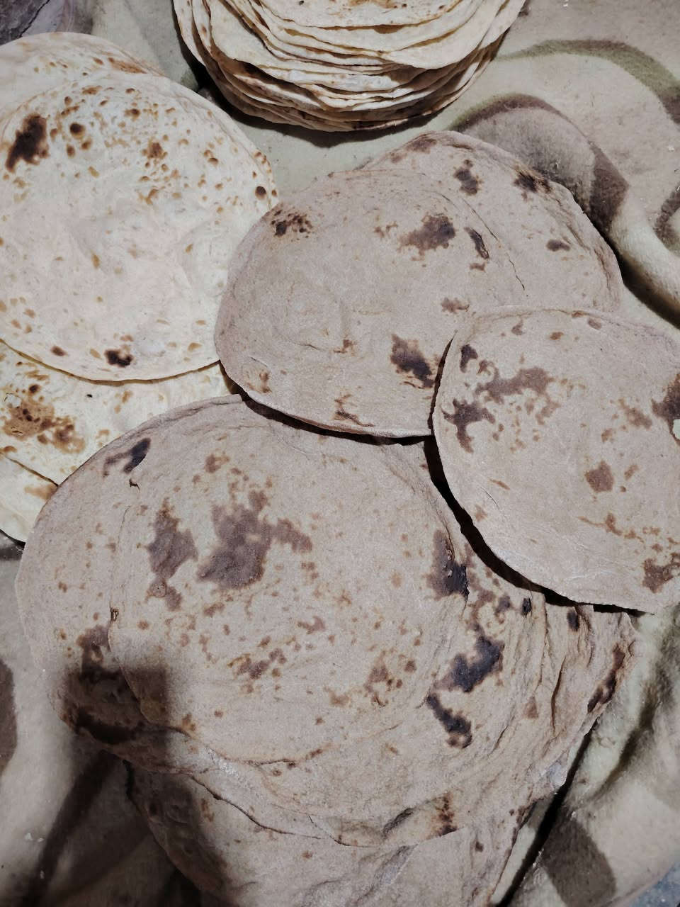 طلبيه اليوم خبز ابيض للبيع 35 ب 5لاف خبز عروك 20ب5 خبز شعير 20 ب5 مستعدين تجهيز  كافه المناسبات والمحلات اليحب يحجز الخاص مفتوح او تصل عل الرقم  الحجز قبل بيوم يوجد توصيل جميع مناطق الخالص ***********
