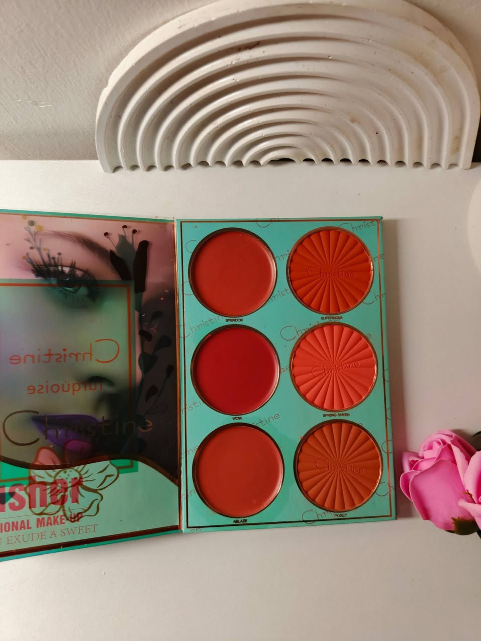 باليت كرستين تركوازي الاصدار الجديد
تألقي بأطلالة كاملة مع دفتر باليت Christine يجمع بين ظلال العيون ، الهايلايتر , احمر الشفاه و البلشر مع كونسيلر و كونتور بتصميم عملي مثالي بألوان غنية و ناعمة سهلة الدمج لتمنحك اطلالة متوهجة طبيعية !
يحتوي الدفتر على :
• 24 لون من ظلال العيون
• 24 لون من احمر الشفاه 
• 6 الوان من الهايلايتر 
• 6 الوان من احمر الخدود ( 3 كريمية + 3 باودر )
• كونسيلر بتدرجاته مع كونتور
سعره ١٥ الف


**إذا كنت صاحب هذا الإعلان وتريد حذفه لأي سبب، رجاءا أرسل رسالة إلى الدعم الفني**