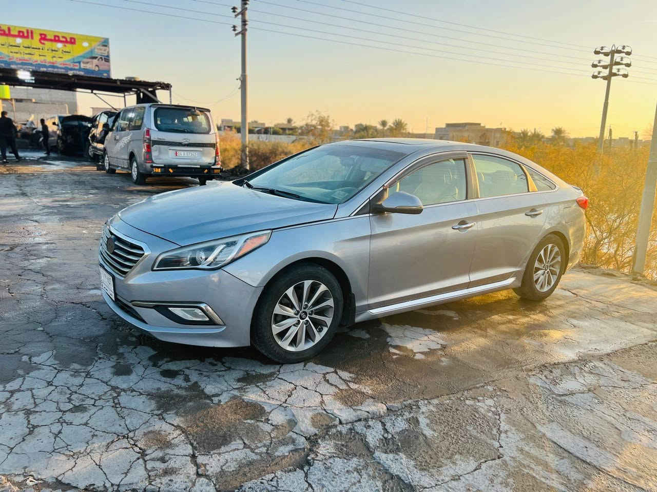 السلام عليكم للبيع  سوناتا 17 سبورت ورد امريكي صور الحادث موجوده السعر115 وبيه مجال الشراي يتصل على الرقم*********** رقم صاحب السياره مارد على الفيس
