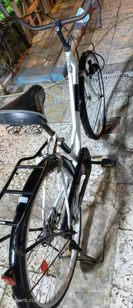 للبيع
ما اعرف شگد حجمة اعتقد 26

سعر 150 

نظافة 99٪ مبيه نقص جان مضموم جديد جدا

*********** واتساب
