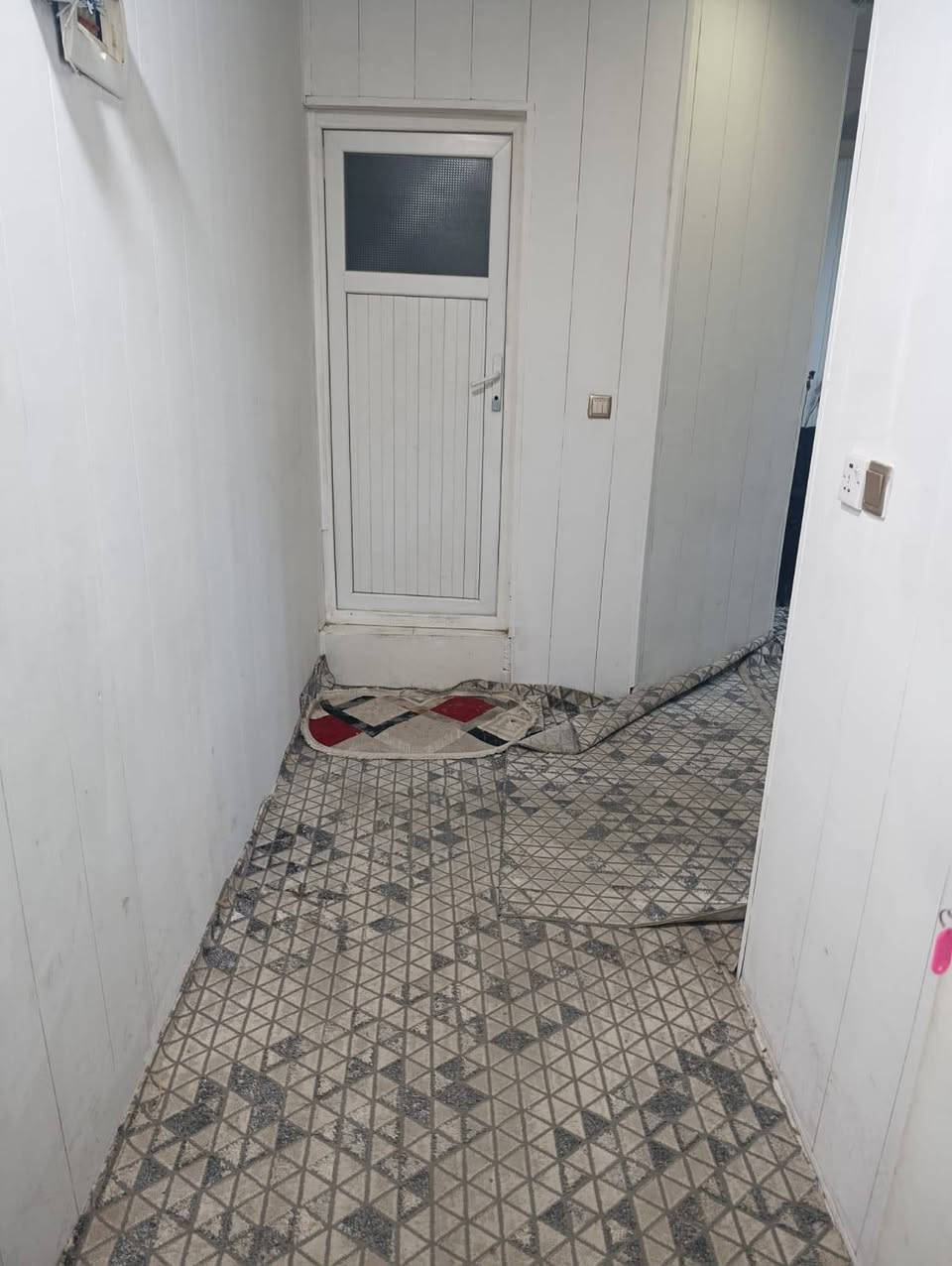 شقة #للايجار في برايتي قرب فاملي مول 
غرفتين و صالة
مؤثث كامل 
طابق الاول 
مصعد ٢٤ ساعة 
بدون تأمينات + ماي و كهرباء ٢٤ ساعة مجانية. 
ايجار #مناسب جدا 
يتأجر شهري و. سنوي 
اتصل *********** واتس اب
