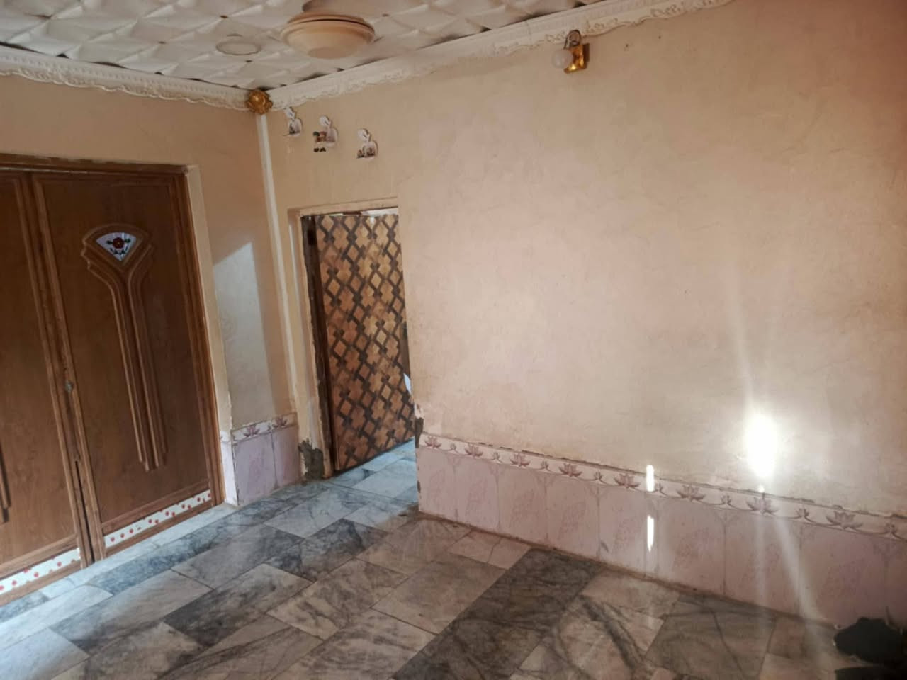 بيت لگطه للبيع مساحه 200 م غرفتين صاله استقبال مطبخ حمام داخلي وخارجي العنوان الشهداء قرب مدرسه غزوه حنين السعر 155 لتواصل  ***********
