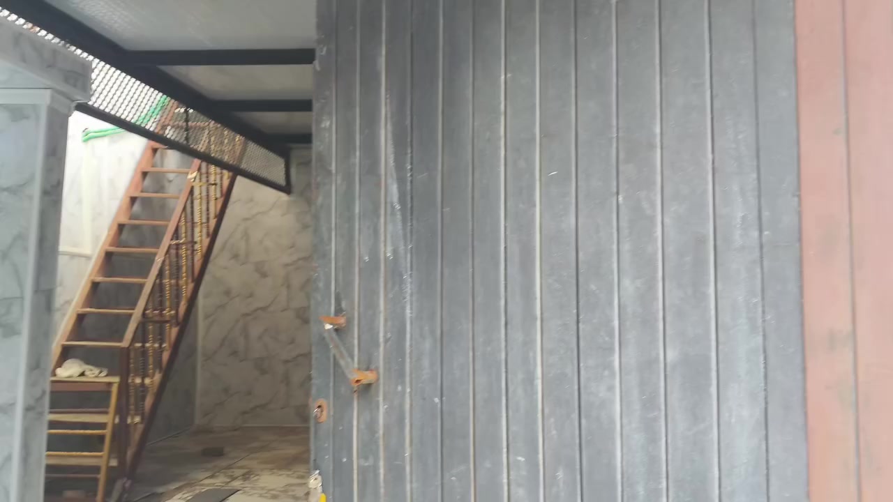 دار مساحة ١٠٠ متر ركن واجهة ٨ عمق ١٢ ونص كارت بلدية في مجمع الانصار اول بيت قرب الملعب قريب برطلة جدا يرهم لعائلة صغيرة يتكون من غرفة نوم صغيرة وهول كبير واستقبال ومشتملات وكراج يتسع سيارة ماء وكهرباء وشارع صبة يرهم مراوس مع سيارة حديثة 
للا استفسار
***********
