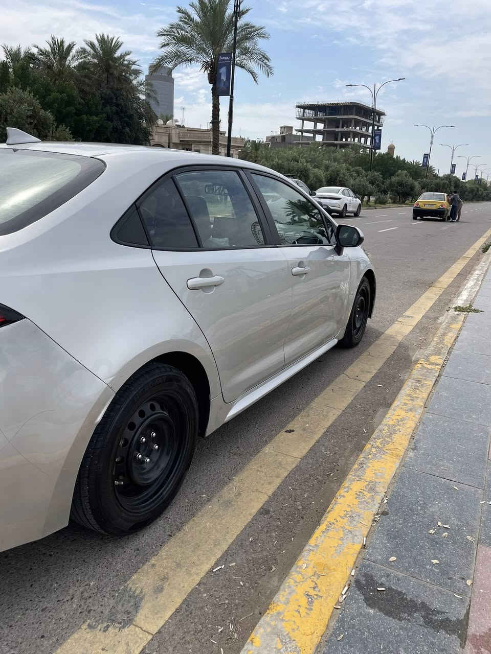 سلام عليكم للبيع فقط
‏Toyota Corolla 2020 LE (فئة LE). 
رقم اربيل الجديد (سنوية باسمي تحويل ثاني يوم)
حادثها قبغ جنطة فقط صور الحادث مرفقة بالمنشور
المواصفات :
 * نظام التحذير من مغادرة المسار
* مثبت سرعة متكيف (Radar Cruise Control)
* نظام تفادي الاصطدام
* كاميرا خلفية
* نظام الثبات الإلكتروني
* ⁠* شاشة معلومات + Apple CarPlay
* بلوتوث + USB
* 6 سماعات
* مكيف أوتوماتيك
* تحكم بالمقود
* زجاج كهربائي + قفل مركزي
* مصابيح LED
* مرايا جانبية كهربائية
*********************
السيارة مابيها نقص تخم تاير جديد
مكانها بغداد
السعر : 137
بيها مجال بسيط
للاستفسار واتساب : ***********
