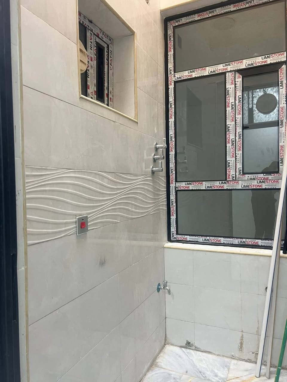 دار للبيع في الشعب مقابل جامعة الامام الكاضم 
مساحة 103م.  واجهة 5م مدخلين فول 
يحتوي على استقبال وحولي ومطبخ معزول 
وخدمات وغرفة نوم
والطابق الثاني ثلاث غرف نوم وخدمات 
مع بيتونة وسطح عدد 2 

السعر.  300. وقابل للتفاوض

للاستفسار:   ***********
مكتب الحضارة للوساطة العقارية
