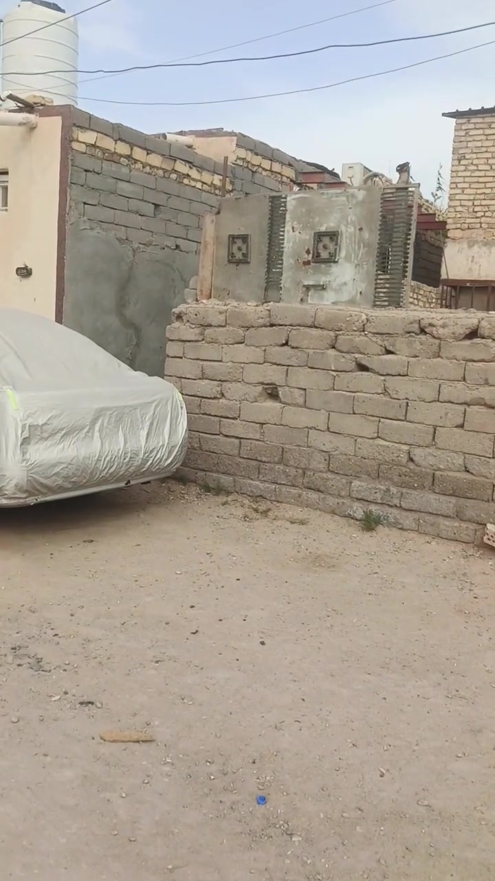 سلام عليكم  بيت للبيع مساحته 280 بناء غرفه وصاله جبيرا ومطبخ وستقبال وطارمه كلش جبيرا  مكانه سديناوية ورا جسر قرب مدرسه تعاون على تبليط بيت مرتب سعرا اتصال على الارقام او مراسلة صفحه.  
***********////***********
