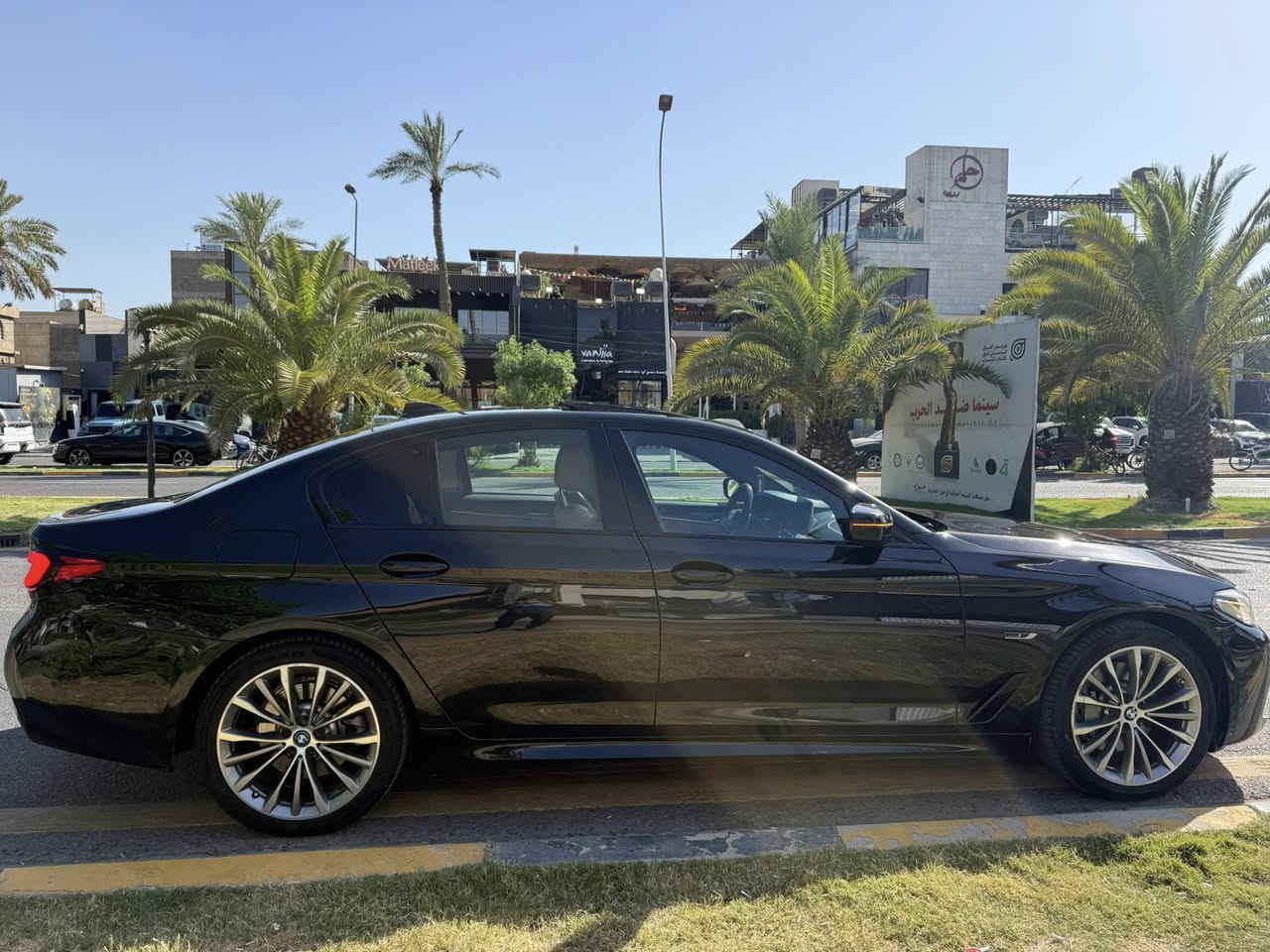 السلام عليكم 
BMW 530e
    محرك 2.0 تيربو مع نظام هايبرد (Plug-in Hybrid)
2022 كلين بدون صبغ فقط بارد بسيط بالجاملغ بدون ايرباك 
مغلفة ppf 
بصمة .سلايد .كشنات 700. داخل قرميدي.رادار امامي .تدفئة كشن.خزن مقاعد. ستيرن كهرباء . كشن كهرباء
ماشية49m
السعر 33,000$
***********
